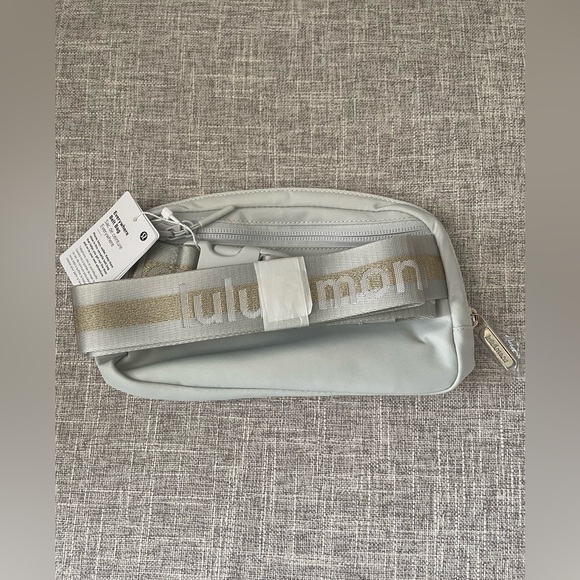 Lululemon Everywhere Belt Bag 1L in Vapor/Gold/White - Picture 3 of 5